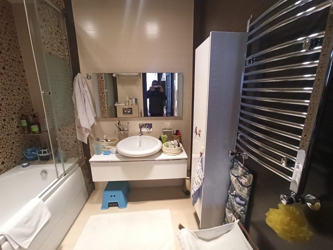 Apartamento, vistas a la ciudad | Baño | Artículos de higiene personal gratuitos, secador de pelo y zapatillas