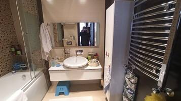 Apartment, Stadtblick | Badezimmer | Kostenlose Toilettenartikel, Haartrockner, Hausschuhe, Handtücher