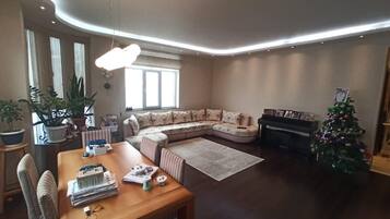 Apartamento, vistas a la ciudad | Zona de estar