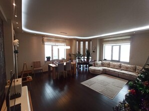 Apartment, Stadtblick | Wohnbereich