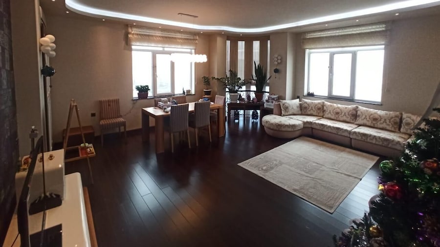 带美丽城市景观的公寓