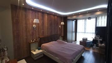 Apartment, Stadtblick | Zimmersafe, laptopgeeigneter Arbeitsplatz, kostenloses WLAN