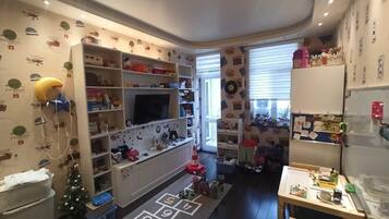 Apartamento, vistas a la ciudad | Caja fuerte, espacio para trabajar con un portátil, wifi gratis