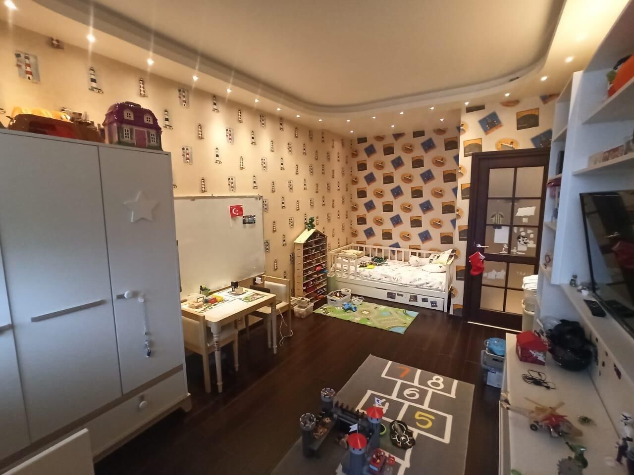 Apartamento, vistas a la ciudad | Caja fuerte, espacio para trabajar con un portátil, wifi gratis