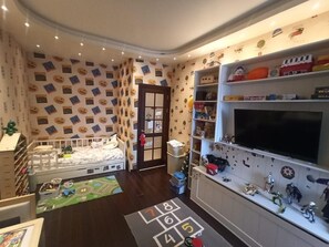 Apartament, vistes a la ciutat | Caixa forta a l'habitació i espai de treball apte per a portàtils 