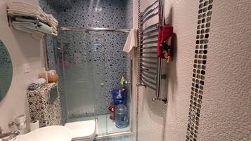 Apartament, vistes a la ciutat | Bany | Articles de tocador gratuïts, assecador de cabells i sabatilles