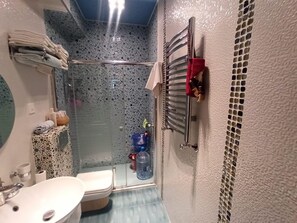 Apartament, vistes a la ciutat | Bany | Articles de tocador gratuïts, assecador de cabells i sabatilles 