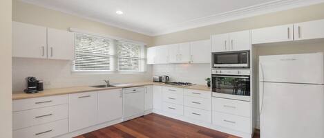 Mikrowelle, Ofen, Herdplatte, Geschirrspüler