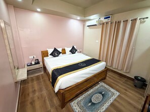 Escritorio, wifi gratis y ropa de cama 