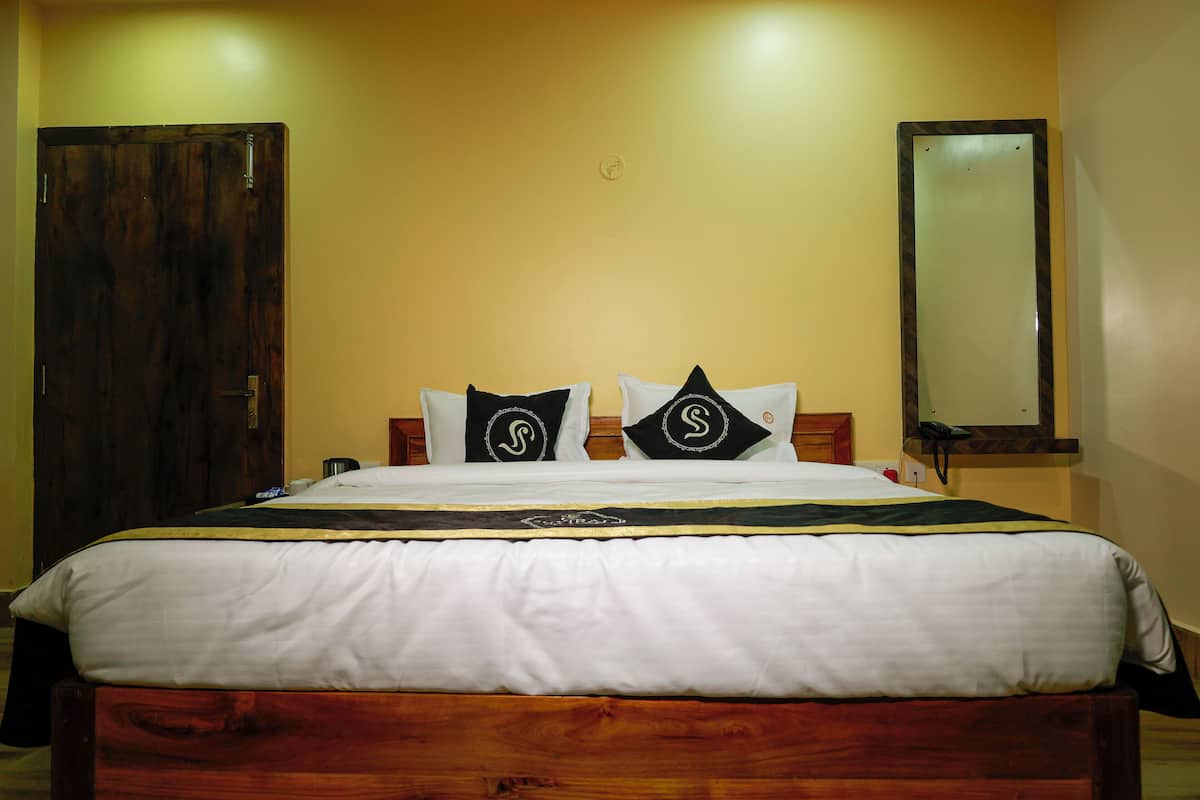 Deluxe Room, Garden View | Desk, free WiFi, bed sheets, wheelchair access