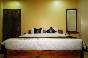 Deluxe Room, Garden View | Desk, free WiFi, bed sheets, wheelchair access