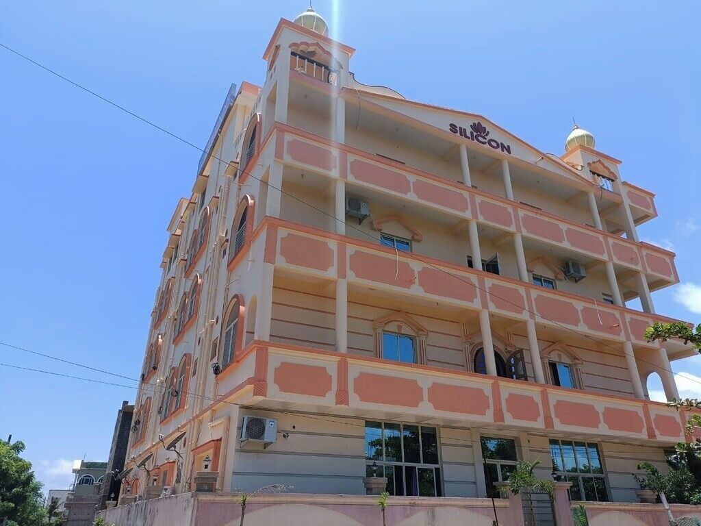 Un edificio de varios pisos con balcones y un letrero que dice "Silicon".