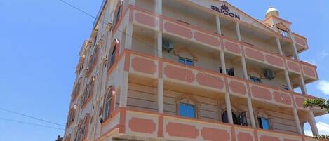 Un edificio de varios pisos con balcones y un letrero que dice "Silicon".