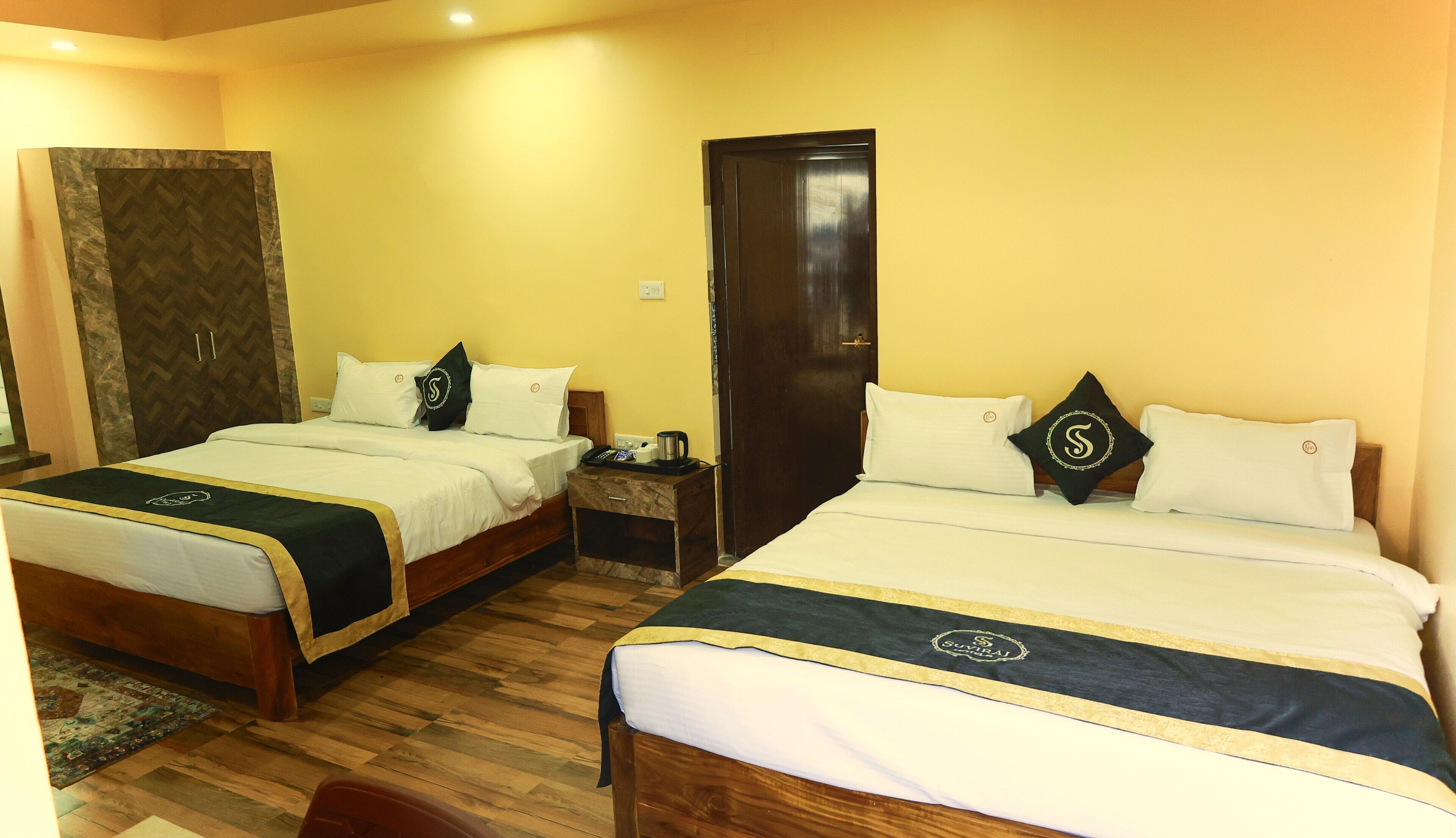 Escritorio, wifi gratis y ropa de cama 