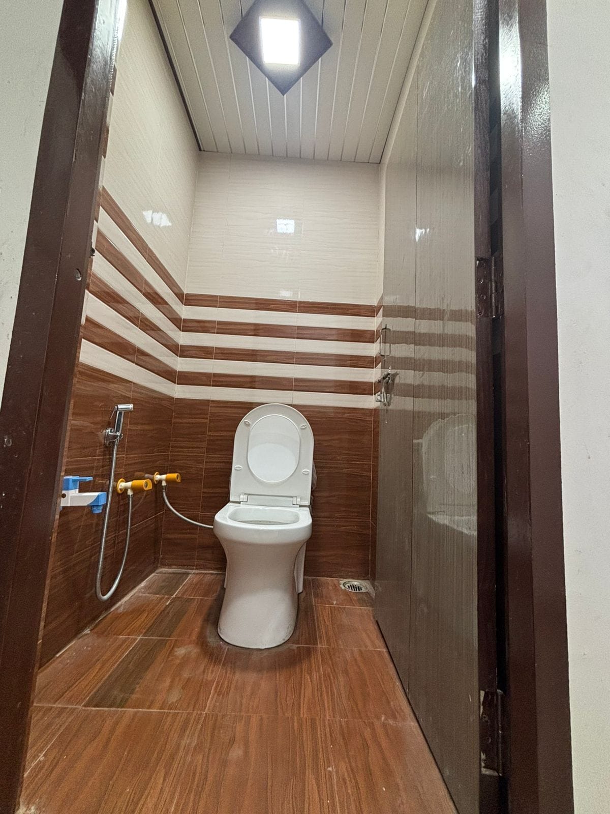 シャワー、タオル、石鹸、シャンプー