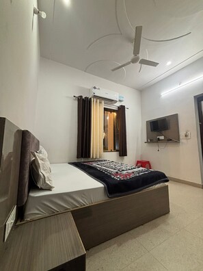 Family Room, Air conditioning | Desk, laptop workspace, free WiFi, bed sheets - Hotel Moti Palace (Shri Madhopur)
