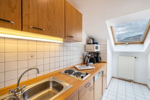 Frigorífico, microondas, placa de cocina y lavavajillas