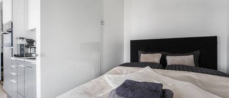 Estudio superior, 1 cama Queen size y sofá cama, cocina, vista a la ciudad | Decoración personalizada, muebles diferentes y escritorio