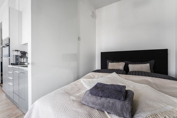 Studio Superior, 1 giường cỡ queen và sofa giường, bếp, quang cảnh thành phố | Trang trí khác biệt, trang bị nội thất với thiết kế riêng biệt, bàn 