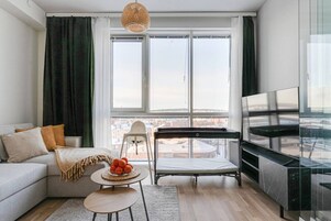 Estudio superior, vistas a la ciudad | Ropa de cama de alta calidad y escritorio