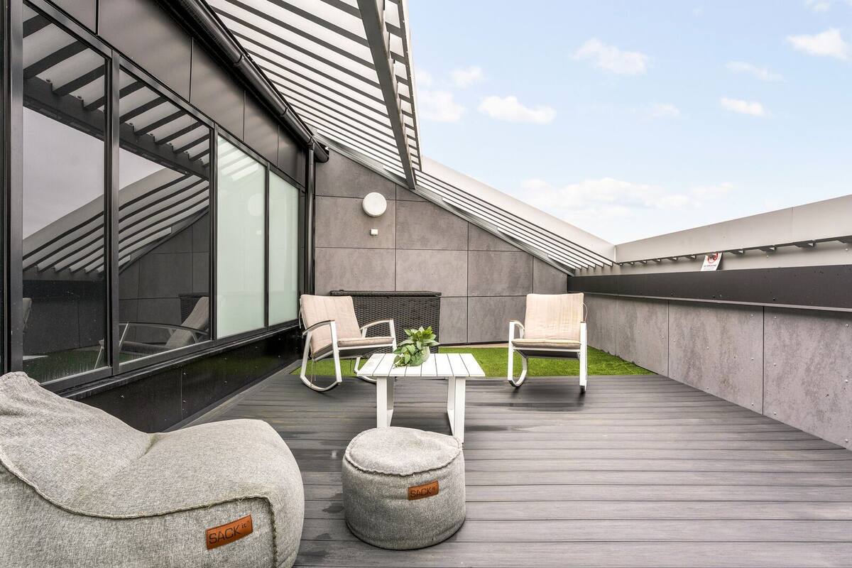 Deluxe Suite, Kitchen, City View | Terrace/patio