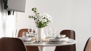 Superior Studio, 1 Queen Bed with Sofa bed, Kitchen, City View | In-room dining