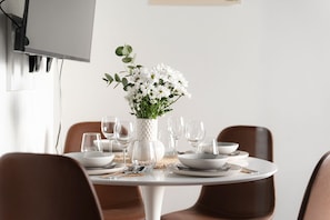 Estudio superior, 1 cama de matrimonio con sofá cama, cocina, vistas a la ciudad | Servicio de comidas en la habitación