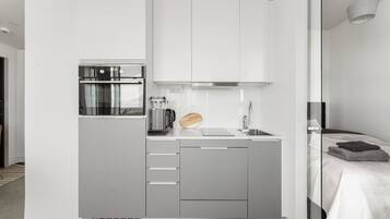 Superior Studio, 1 Queen Bed with Sofa bed, Kitchen, City View | Private kitchen | Fridge, microwave, oven, stovetop