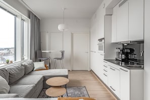 Studio – comfort, kjøkken, byutsikt | Individuelt dekorert, individuelt innredet og skrivebord