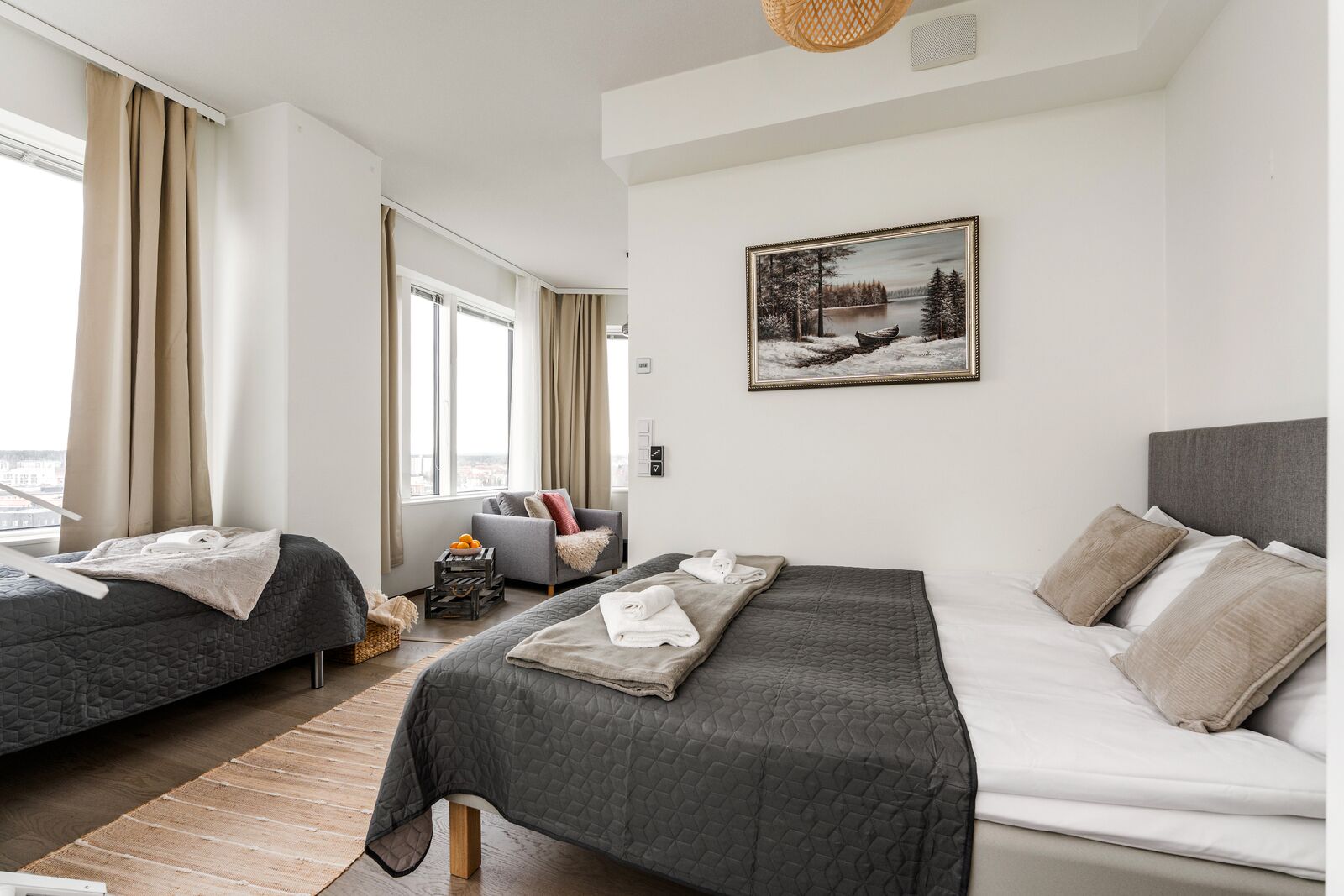 Deluxe suite, keuken, uitzicht op stad | Individueel gedecoreerd, individueel gemeubileerd, een bureau