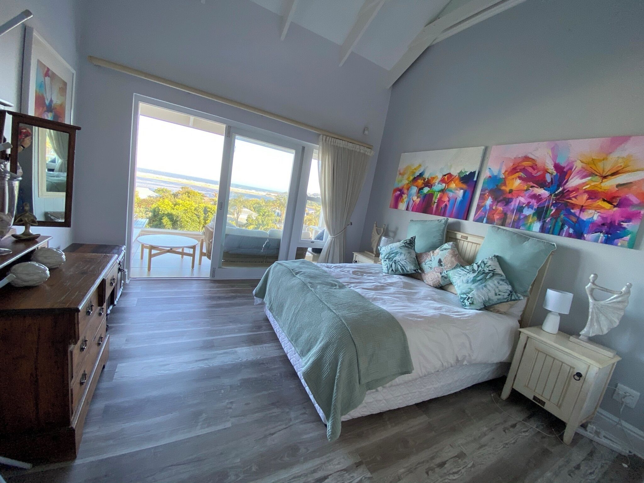 6 bedrooms, iron/ironing board, internet, bed sheets