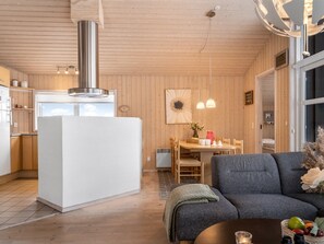 Een televisie en een open haard