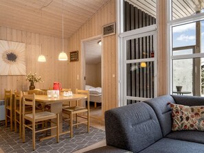 Een televisie en een open haard