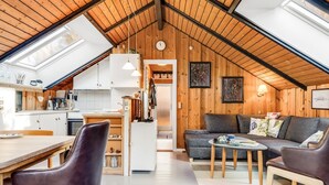 Un loft con angolo cottura, zona pranzo e area salotto.