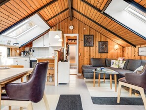 Ein Loft mit einer Küche, einem Essbereich und einer Sitzecke.