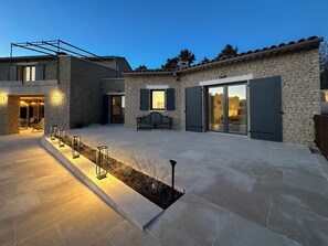 Exterior - Mas La Rose Sauvage – Elegant Stone Villa with Panoramic Views near Gordes (Murs)
