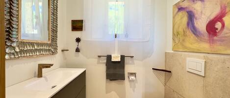 Doccia, asciugacapelli, asciugamani, sapone