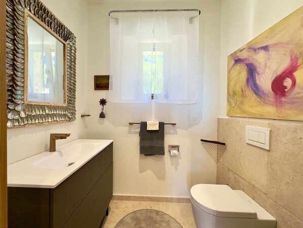 Shower, hair dryer, towels, soap - Mas La Rose Sauvage – Elegant Stone Villa with Panoramic Views near Gordes (Murs)