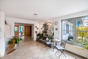 Interior - Apartment 'Fewo Brünnstein - Room 65' with Mountain View, Shared Garden and Wi-Fi (Oberaudorf)