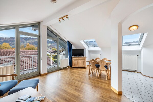 TV, ping pong - Apartment 'Fewo Brünnstein - Room 65' with Mountain View, Shared Garden and Wi-Fi (Oberaudorf)