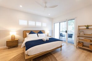 6 bedrooms, iron/ironing board, WiFi, bed sheets - Luxury Coastal Group Retreat • 6 Beds • 3 Dwellings • 4 Baths (Pearl Beach)