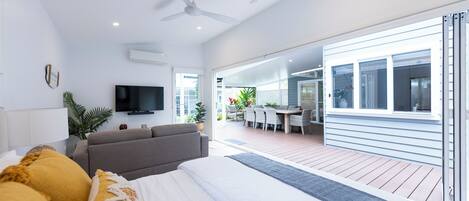 Tabla de planchar con plancha, wifi y ropa de cama