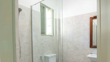 Svit Executive - utsikt mot trädgården | Badrum | Handdukar, tvål, schampo och toalettpapper