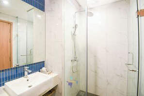 シャワー、ヘアドライヤー、ビデ、タオル