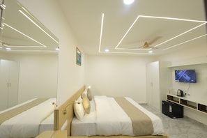 Deluxe Double Room | Desk, laptop workspace, soundproofing, free WiFi - Ganga Inn By YatriMap (Rishikesh)
