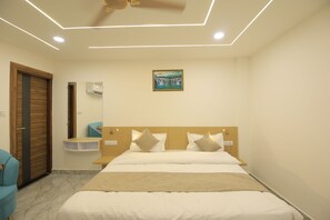 Deluxe Double Room | Desk, laptop workspace, soundproofing, free WiFi - Ganga Inn By YatriMap (Rishikesh)