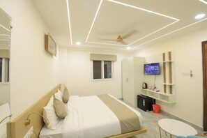 Habitación de lujo doble, balcón, vistas a la ciudad | Escritorio, espacio para trabajar con un portátil, wifi gratis