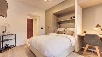 Iron/ironing board, WiFi, bed sheets