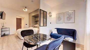 Iron/ironing board, WiFi, bed sheets