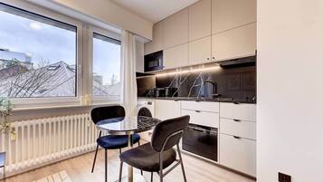 Fridge, microwave, dishwasher, cookware/dishes/utensils